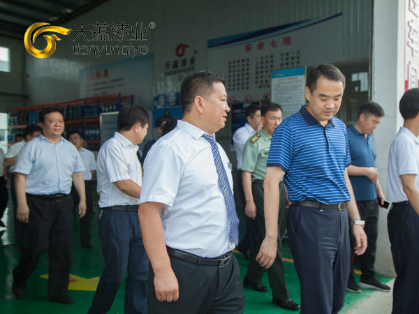 嘉祥縣縣委書記周生宏，視察天蘊(yùn)漆業(yè)公司