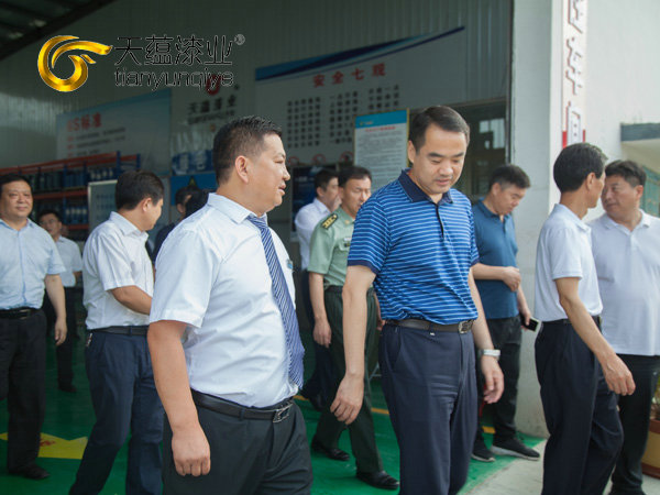 嘉祥縣縣委書記周生宏，視察天蘊(yùn)漆業(yè)公司