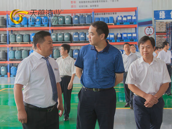 嘉祥縣縣委書記周生宏，視察天蘊(yùn)漆業(yè)公司