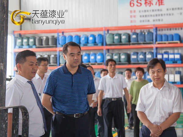 嘉祥縣縣委書記周生宏，視察天蘊(yùn)漆業(yè)公司